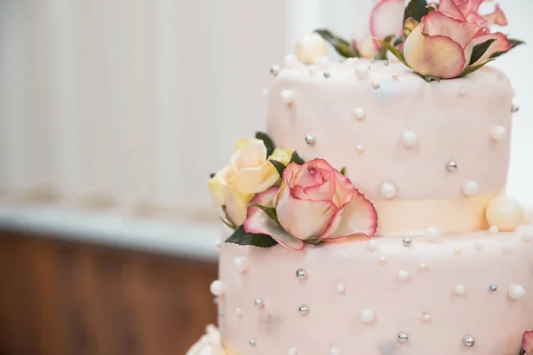 Wedding cake with flowers — Stock Photo, Image