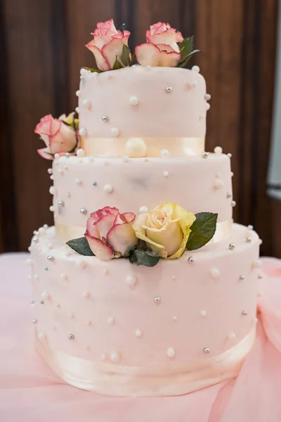 Wedding cake with flowers — Stock Photo, Image