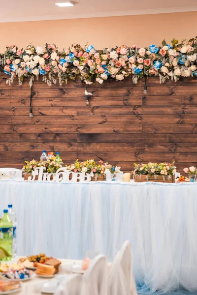 Bride and grooms table in the hall — Stock Photo, Image