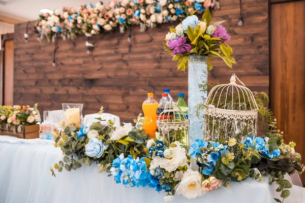 Bride and grooms table in the hall — Stock Photo, Image