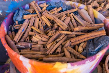 cinammon çubukları bir sürü