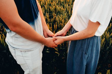 buğday tarlasında bir çift