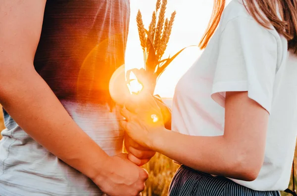 Un couple dans le champ de blé — Photo