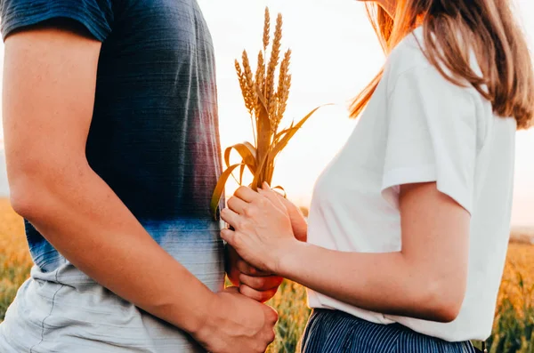 Un couple dans le champ de blé — Photo