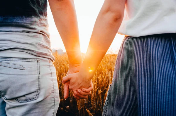 Un couple dans le champ de blé — Photo