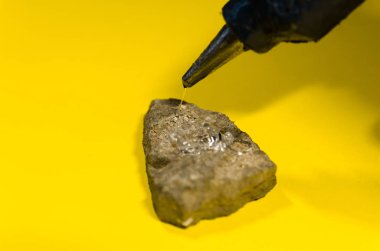 tutkal tabancası ve taş