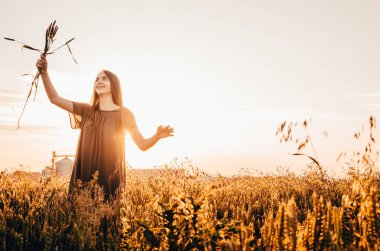 Buğday Tarlasında Kadın