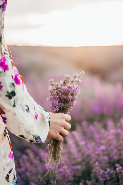 ラベンダーの花束を持つ — ストック写真