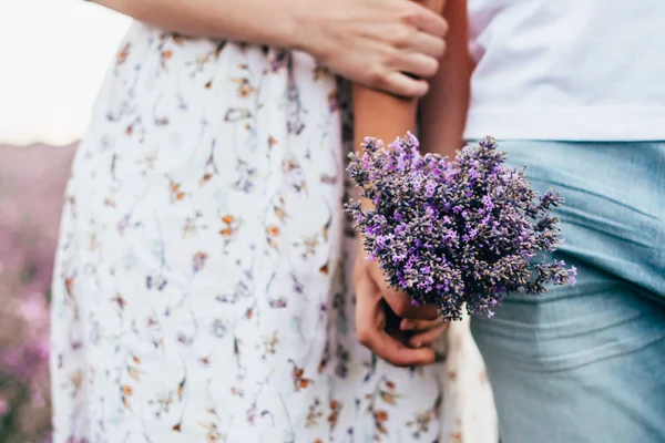 Una pareja con flores de lavanda — Foto de Stock