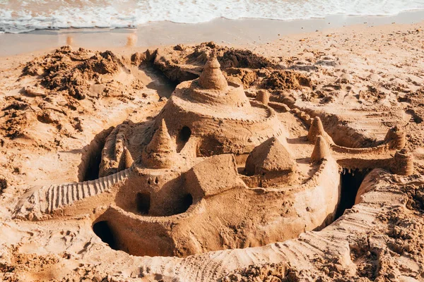 Castelo de areia junto ao mar — Fotografia de Stock