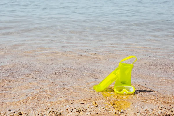 Gelbe Schwimmflossen und Maske — Stockfoto