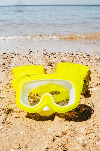 Yellow swimming flippers and mask — Stock Photo, Image