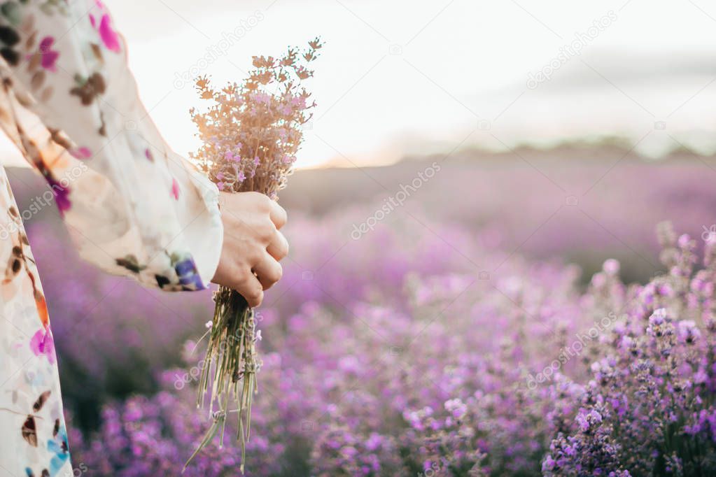 holding lavender bouquet 