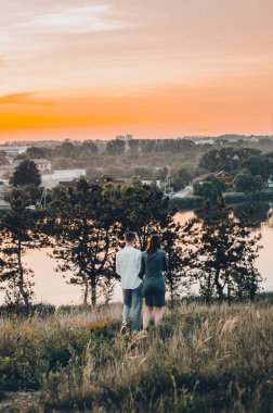 gün batımı sırasında açık havada yürüyen bir çift