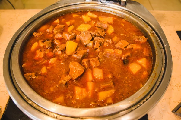 Suppe in einer Schüssel zubereiten — Stockfoto