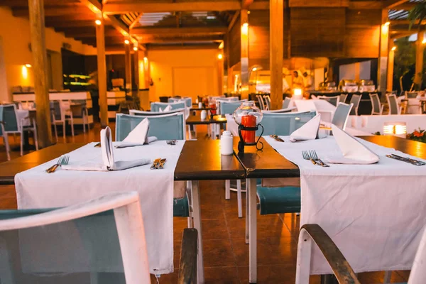 restoranda masaları ayarlamak 