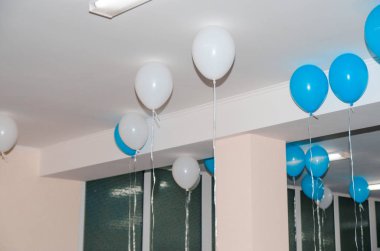 Beyaz ve mavi balonlar