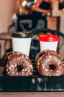 Kahve dükkanındaki çikolatalı çörekler.