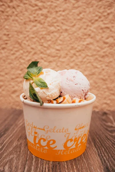 kağıt bardak nane sprig ile dondurma