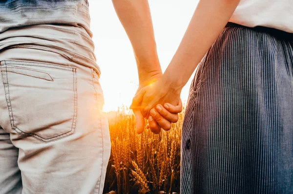 Una pareja en el campo de trigo — Foto de Stock