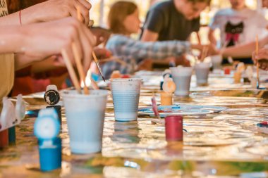 fırçalar ile boyama çocuklar