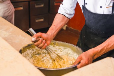 Hamuru çırpıcıyla yoğur.