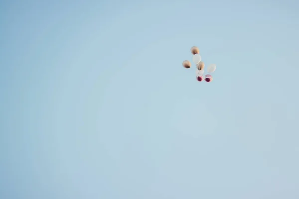 White balloons flying in the sky — Stock Photo, Image