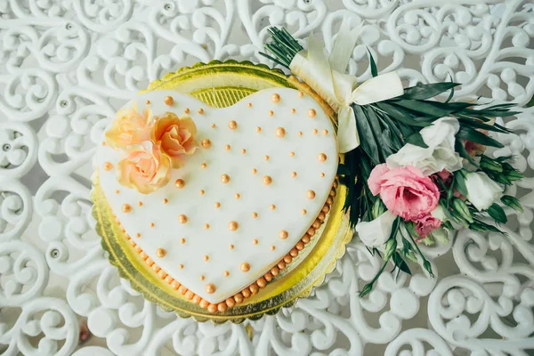 Wedding bouquet with cake — Stock Photo, Image