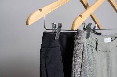 askıda siyah ve gri pantolon