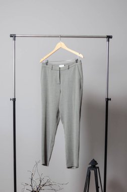 ray üzerinde asılı gri pantolon