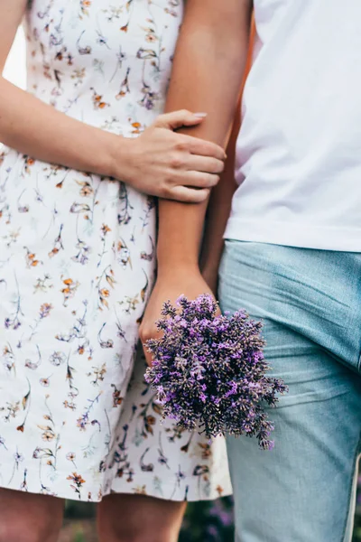 Una pareja con flores de lavanda — Foto de Stock