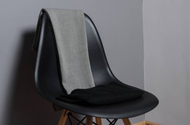 giysili siyah sandalye