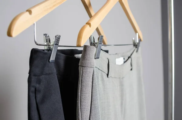 askıda siyah ve gri pantolon