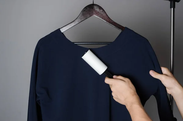 yapışkan yapışkan rulo ile elbise temizleme