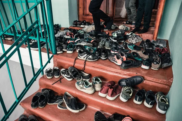 Many pairs of shoes in hallway — Stock Photo, Image
