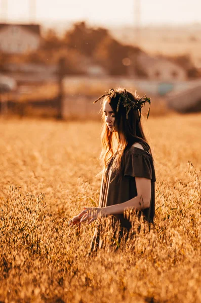 Žena na pšeničném poli — Stock fotografie