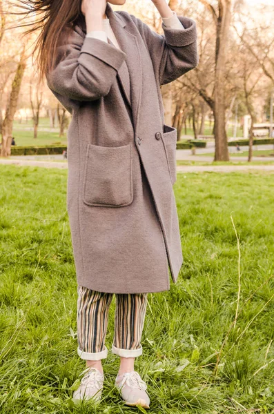 Mira con abrigo largo — Foto de Stock