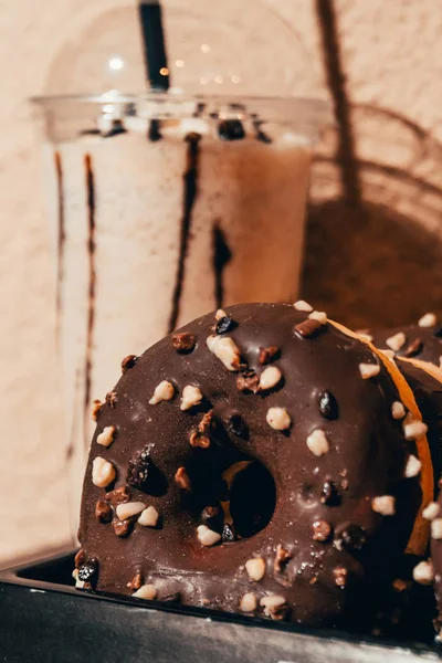 Шоколадный пончик с фраппе — стоковое фото