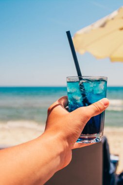 Sahilde mavi kokteyl.