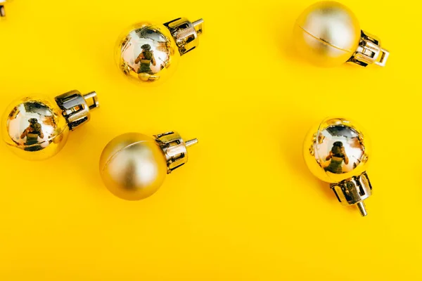 Pequeñas bolas de árbol de Navidad de oro — Foto de Stock