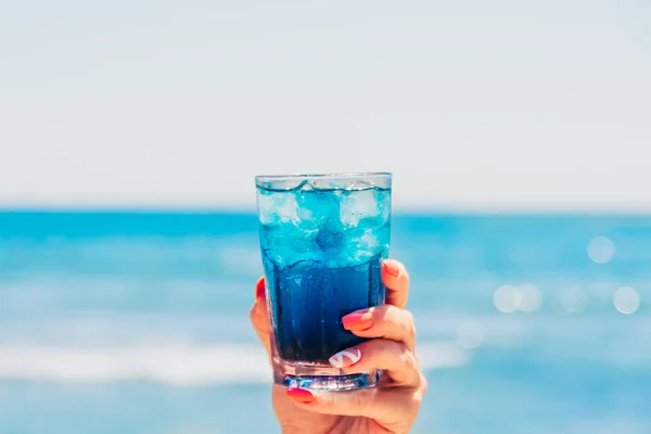 Sahilde mavi kokteyl.