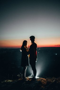 Gece şehrinin üstünde bir çift.