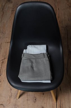 giysi yığını ile siyah sandalye