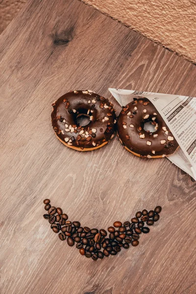 Улыбающееся лицо с пончиками и кофе — стоковое фото