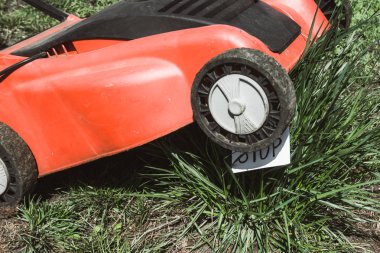 Kırmızı çim biçme makinesi