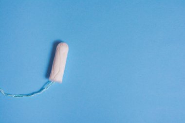 Mavi arkaplanda adet tamponu 