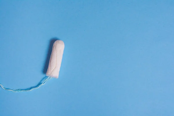 Menstruation Tampon auf blauem Hintergrund — Stockfoto