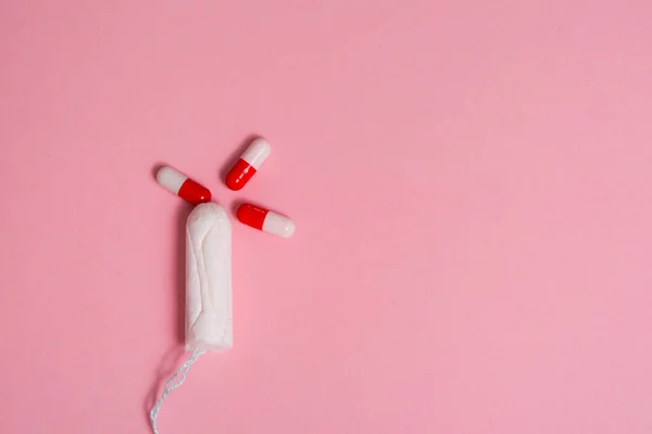 Menstruationstampon und Schmerzmittel — Stockfoto