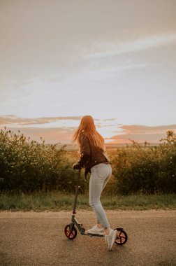 Motosikletli mutlu kadın