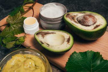 avokado kremi ve ruj.